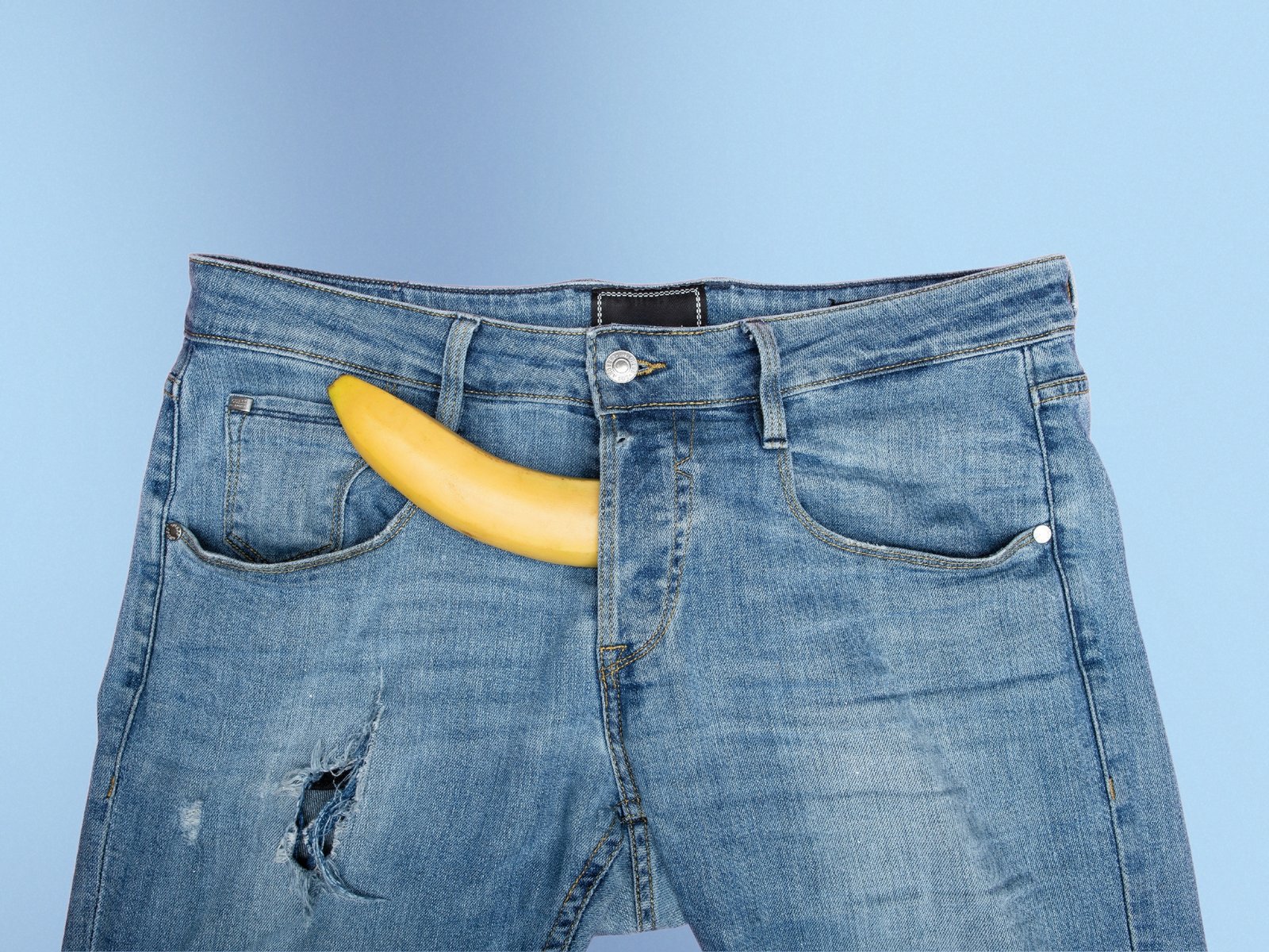 Blå bukse med en banan som symboliserer en penis